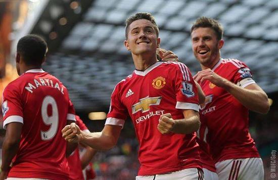 中透露出一 中透露出一